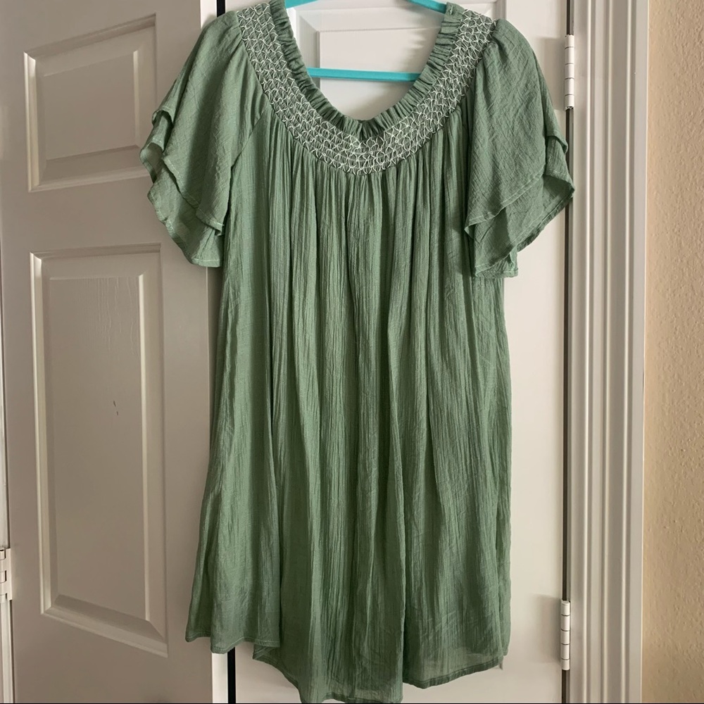 On/Off shoulder swing dress in beautiful green crinkle polyester - fully lined